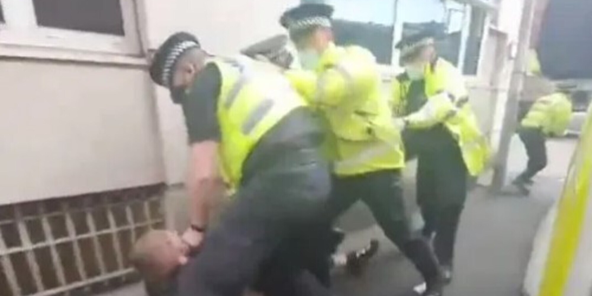 Protesta Manchester, virale il video di un poliziotto che picchia un tifoso