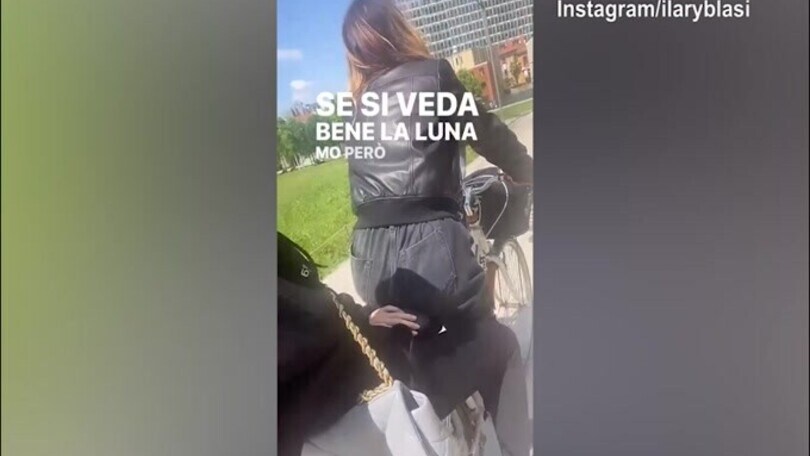 Ilary Blasi mascherata in giro per Milano con la bici