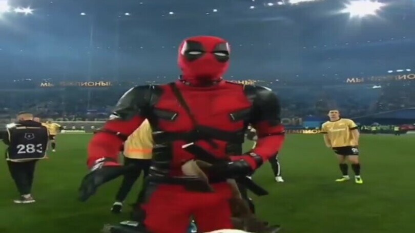 Zenit campione: Dzyuba sale sul palco... vestito da Deadpool!