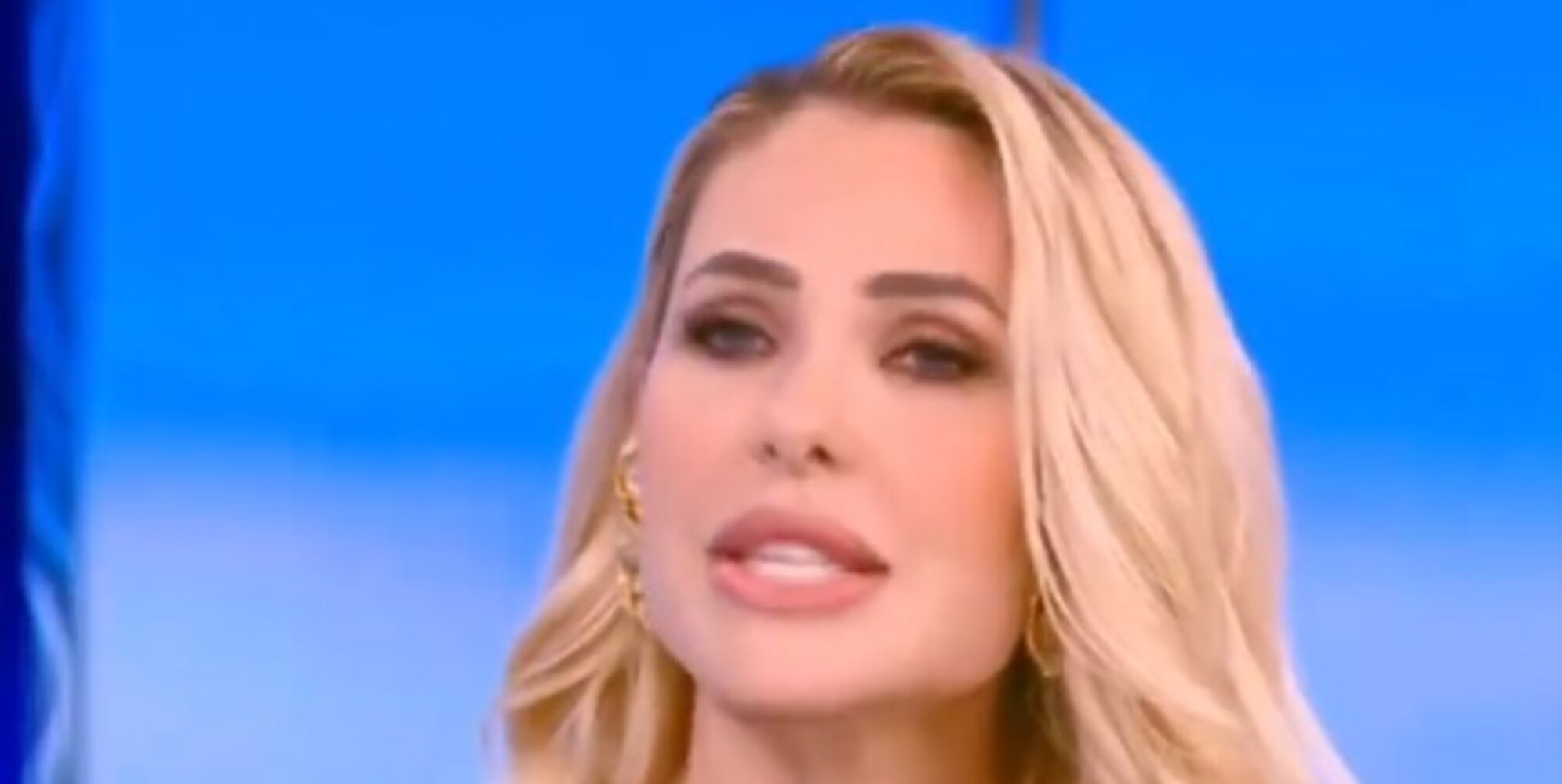Isola dei famosi, Ilary Blasi lo bacia in diretta. E Totti?