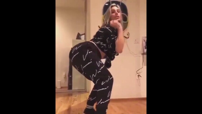 Ammaliante mica tanto: il twerking di questa ragazza distrugge un vetro!