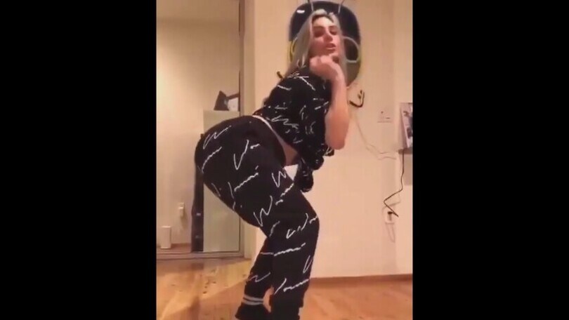 Ammaliante mica tanto: il twerking di questa ragazza distrugge un vetro!