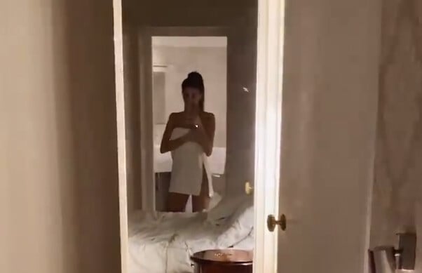 Cristina Buccino, solo un asciugamano...fan in estasi