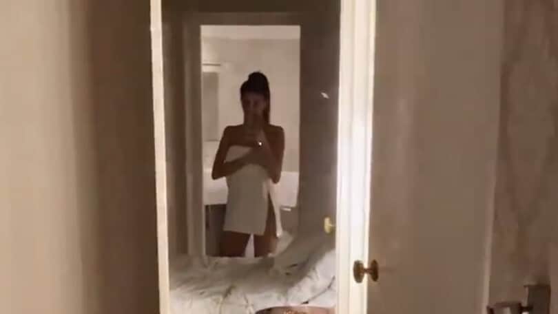 Cristina Buccino, solo un asciugamano...fan in estasi