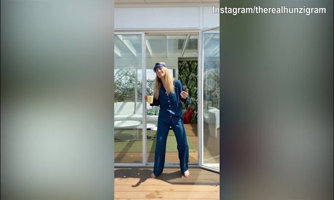 Michelle Hunziker canta in pigiama