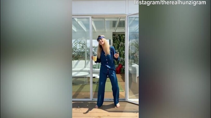 Michelle Hunziker canta in pigiama