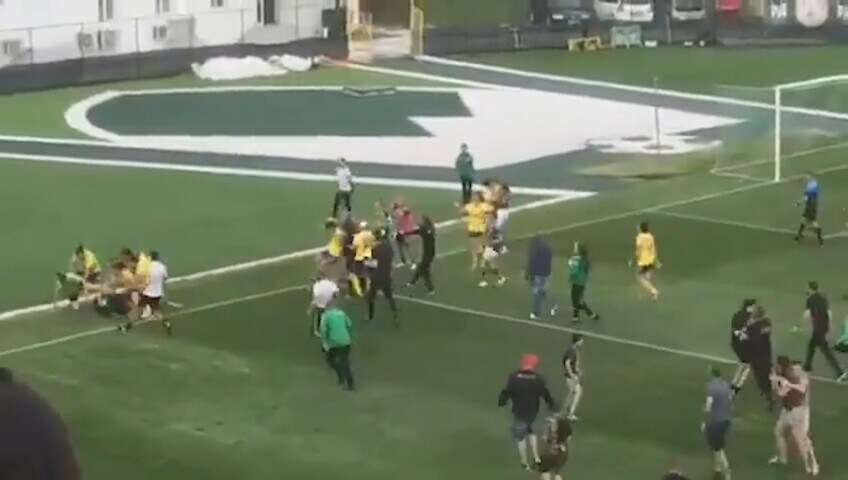 Bulgaria, semifinale di Coppa: le calciatrici si prendono per i capelli