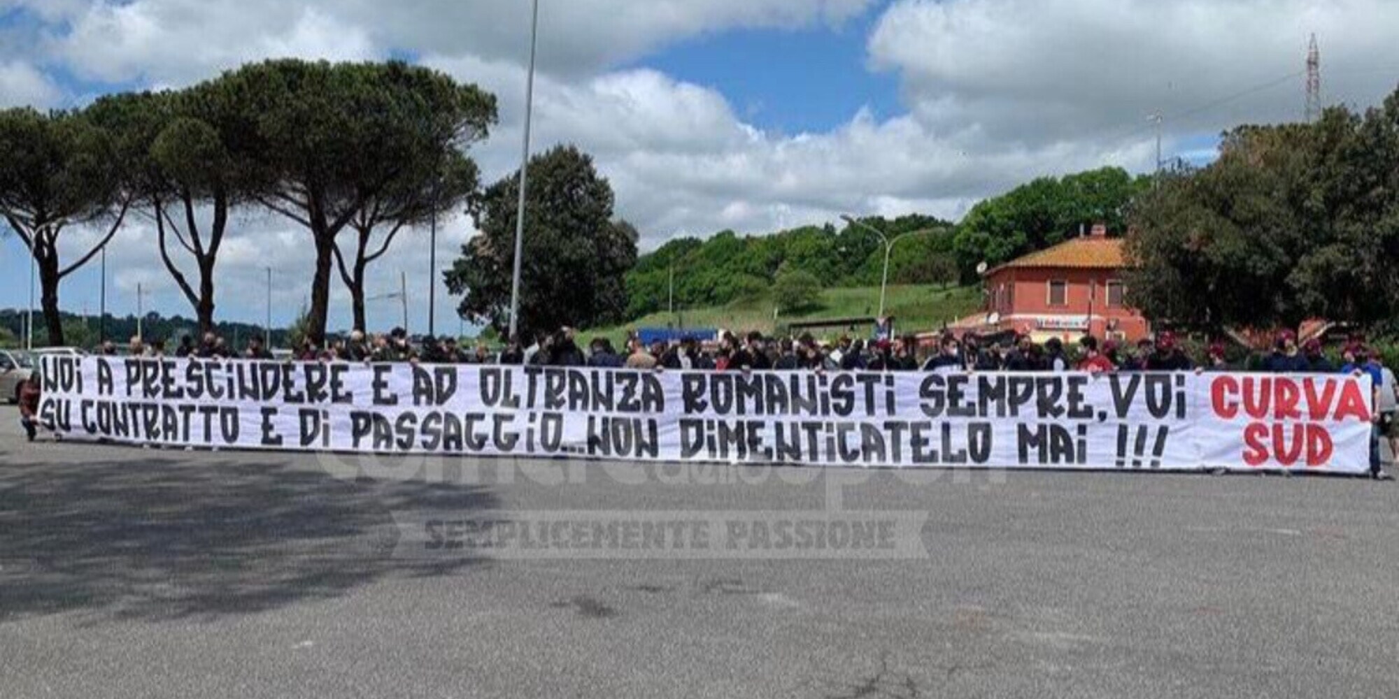 Roma, tensione a Trigoria: la Curva Sud protesta, confronto diretto con i giocatori