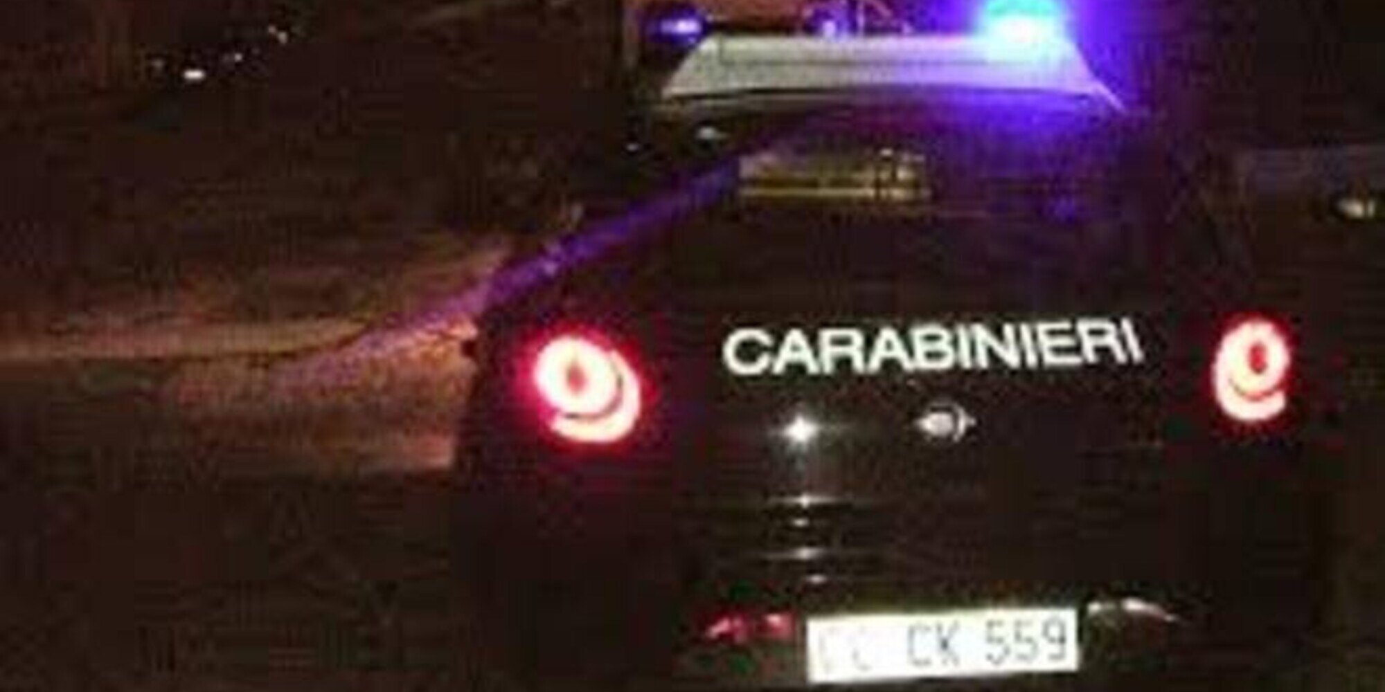 Fuga in auto con la droga, si nasconde tra le siepi ma gli ritirano la patente