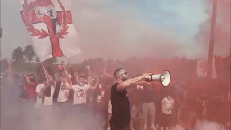 Milan, la carica dei tifosi a Milanello
