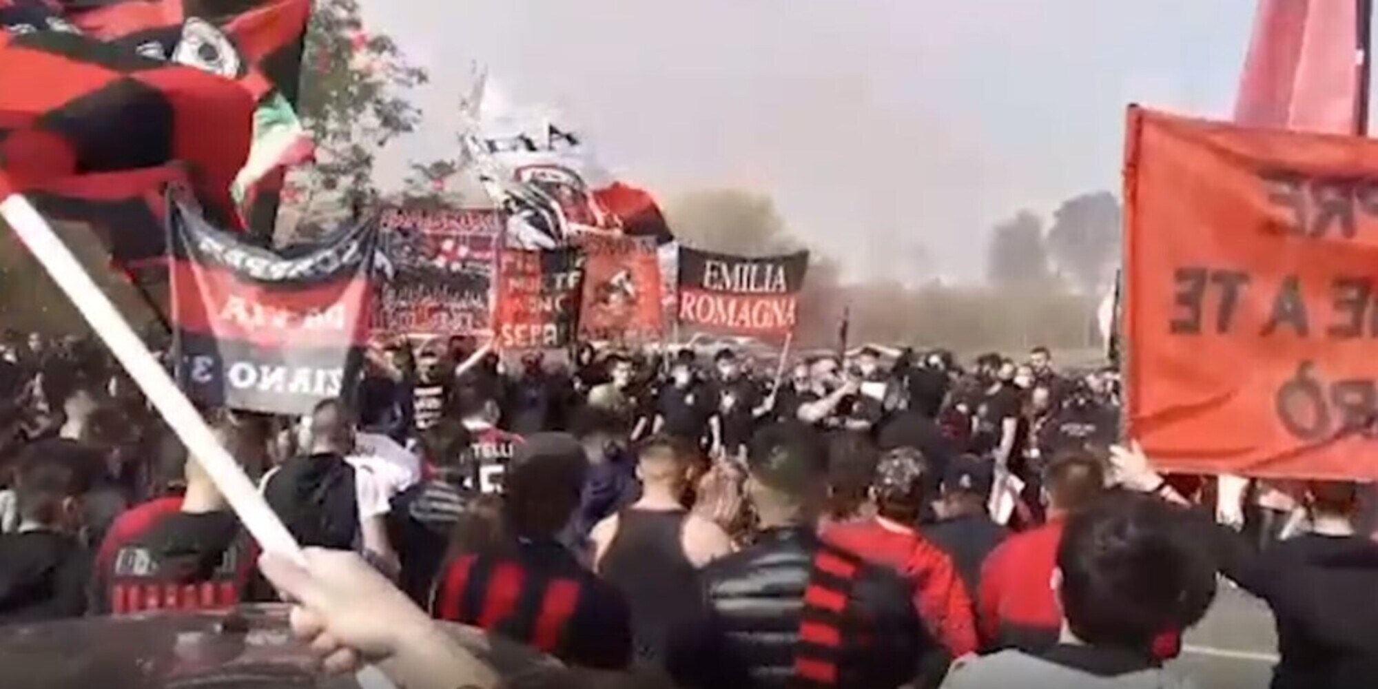 Juve-Milan, fumogeni e cori dei tifosi per i ragazzi di Pioli