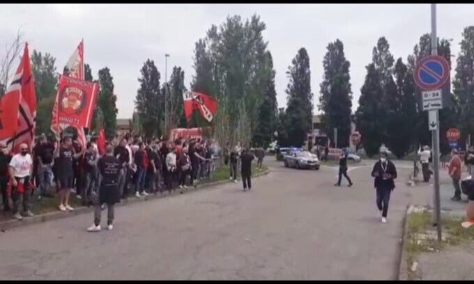 Che entusiasmo a Monza per l'arrivo del pullman