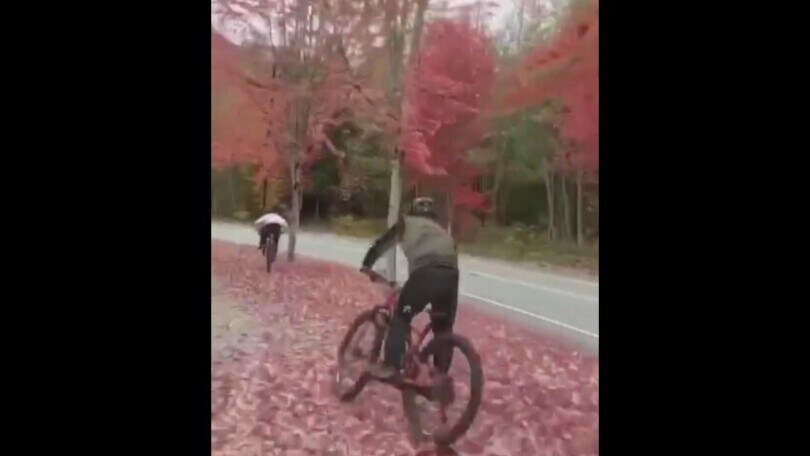 Slalom in bici: la caduta è terrificante!