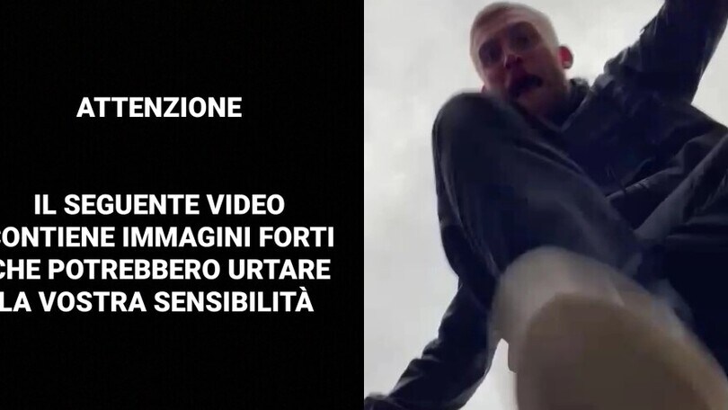 Calci e pugni ad un tifoso: il video shock di McBurnie!