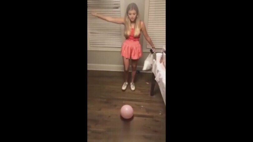 Sale sul palloncino per scoppiarlo ma scatena il panico