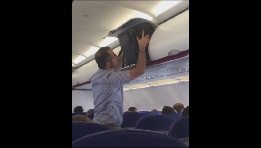 Come si stiva una valigia in aereo? Sicuramente non così