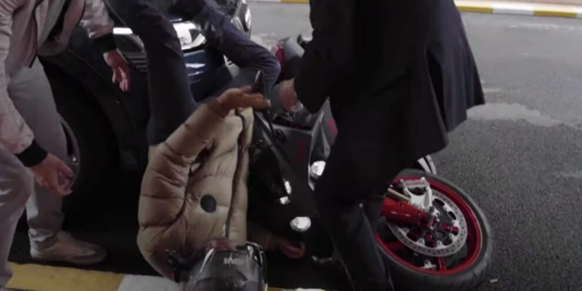 Nico Rosberg cade dalla moto e finisce a gambe all’aria VIDEO