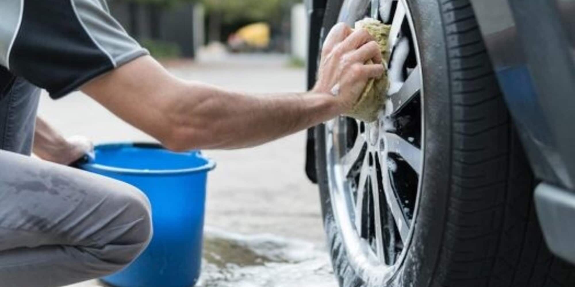 Va al cimitero per pulire la sua Audi, ora rischia una multa di 50 euro