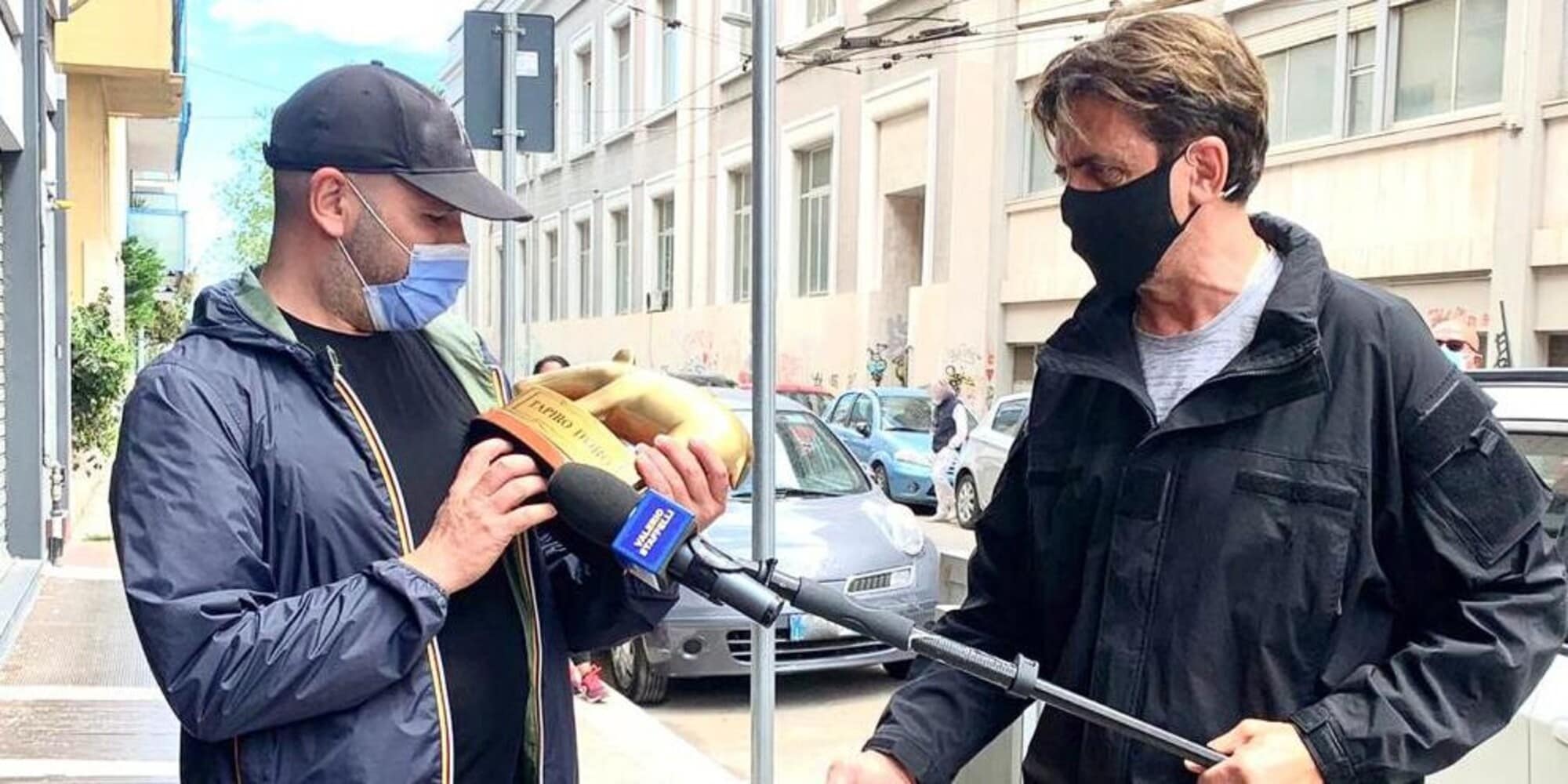 Vince il David ma non lo ritira: Tapiro d'oro a Checco Zalone