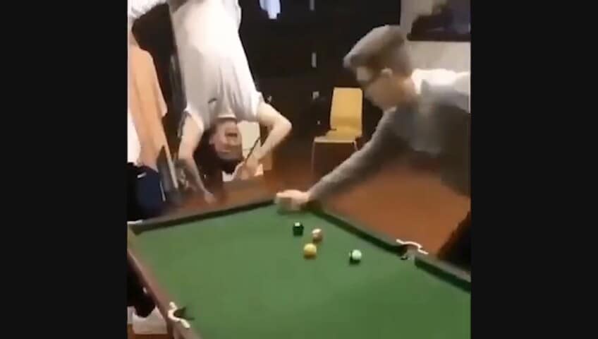 Il biliardo è un gioco da ragazzi: questo filotto all’ingiù è esilarante