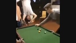 Il biliardo è un gioco da ragazzi: questo filotto all’ingiù è esilarante