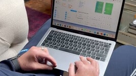 Roma, José Mourinho sta studiando la squadra: eccolo al pc mentre guarda Calafiori