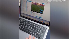 Mourinho studia la Roma: eccolo che osserva Calafiori