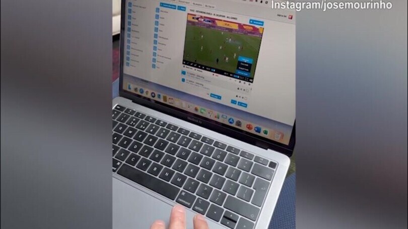 Mourinho studia la Roma: eccolo che osserva Calafiori
