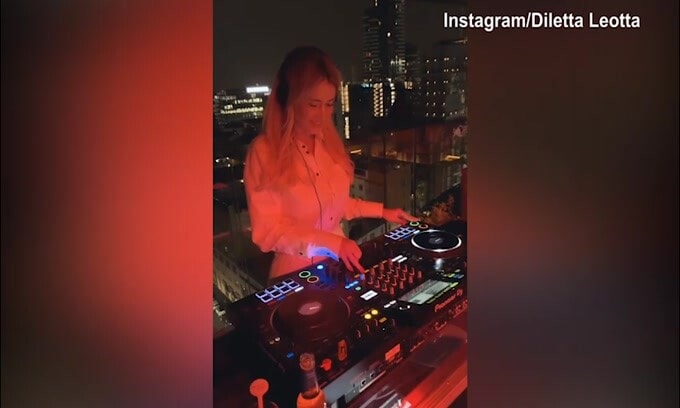 Diletta Leotta deejay in console