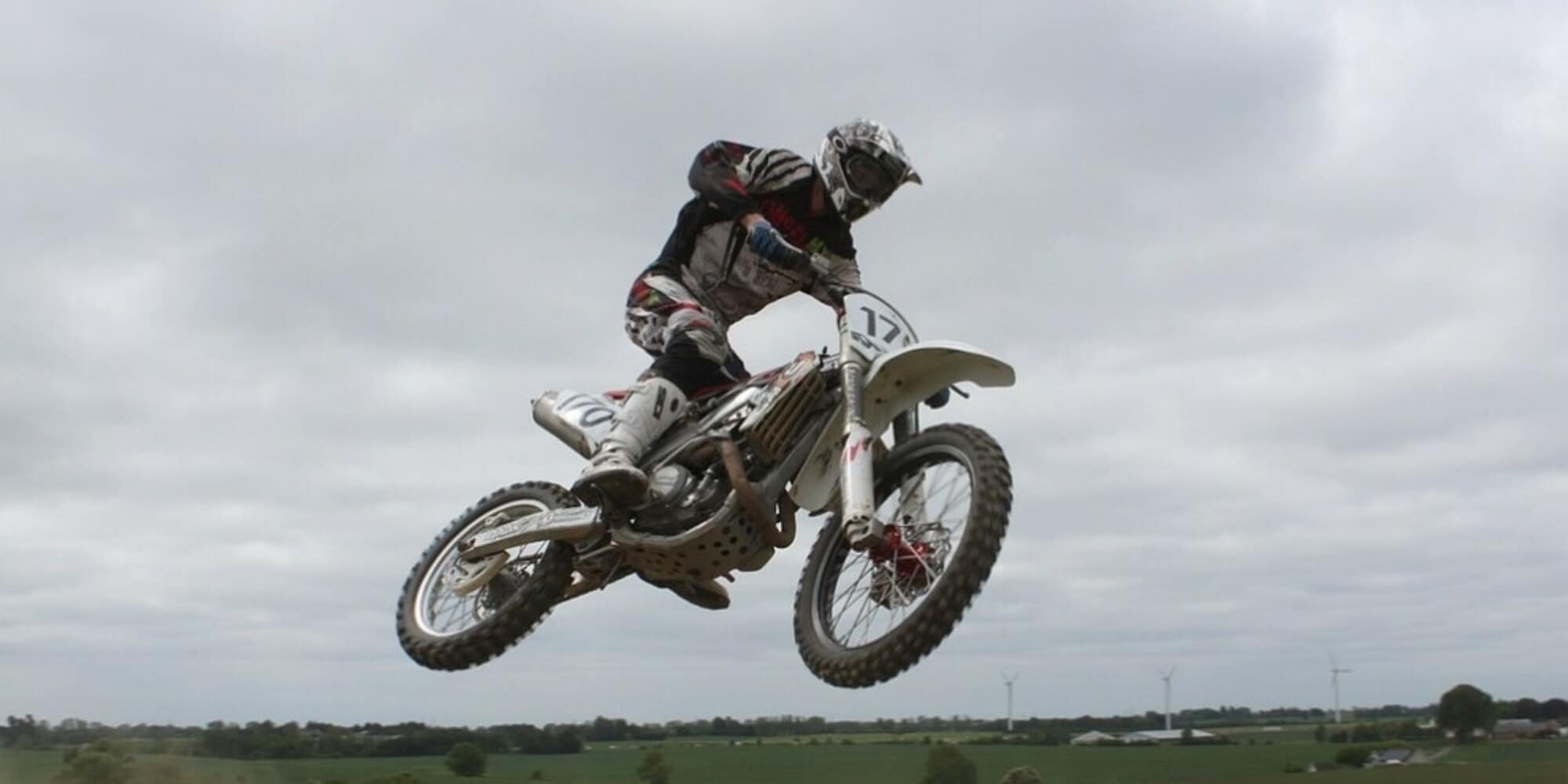 Si lamenta per la moto da cross rumorosa: minacciato con una pistola