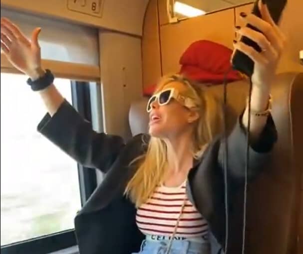 Ilary Blasi versione cantante...l'acuto non è dei migliori