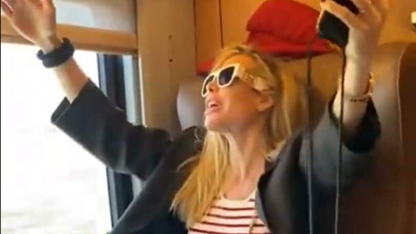Ilary Blasi versione cantante...l'acuto non è dei migliori