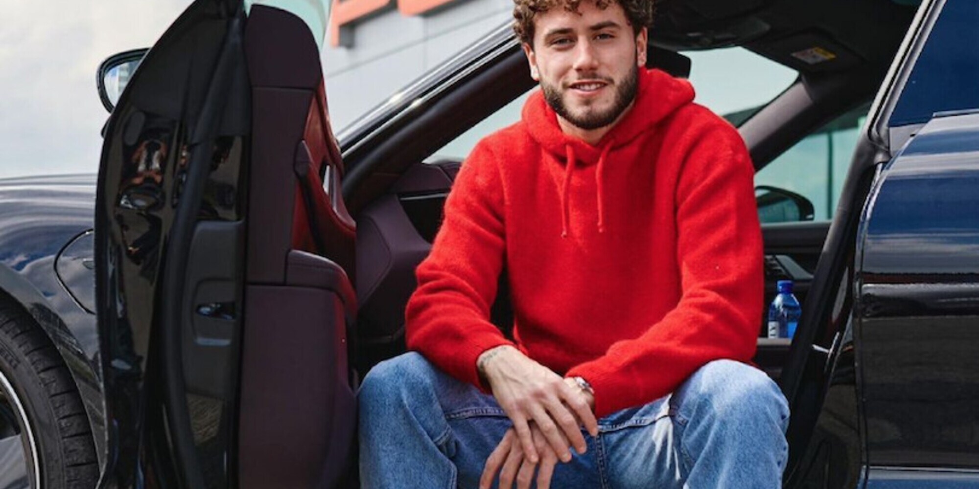 Milan, Calabria con la nuova Porsche Taycan in "rosso e nero"
