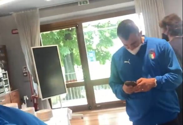 Del Piero, Vieri e De Rossi: tutti al telefono. Video virale