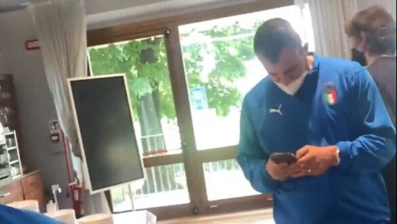 Del Piero, Vieri e De Rossi: tutti al telefono. Video virale