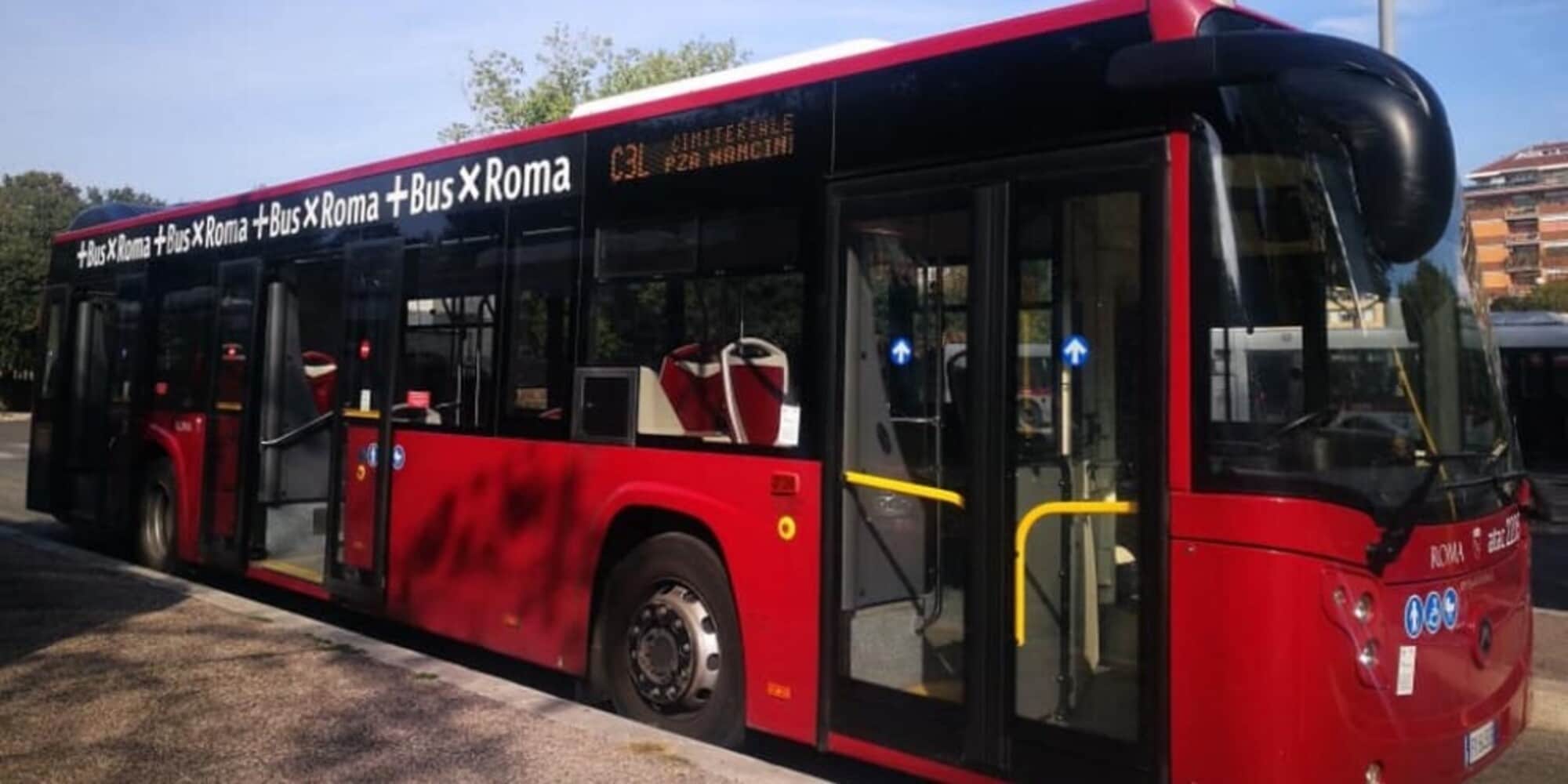 Roma, tornano i controllori sui bus dopo oltre un anno di stop per il covid