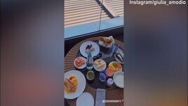 Sensi e la fidanzata, giornata di relax con il cane