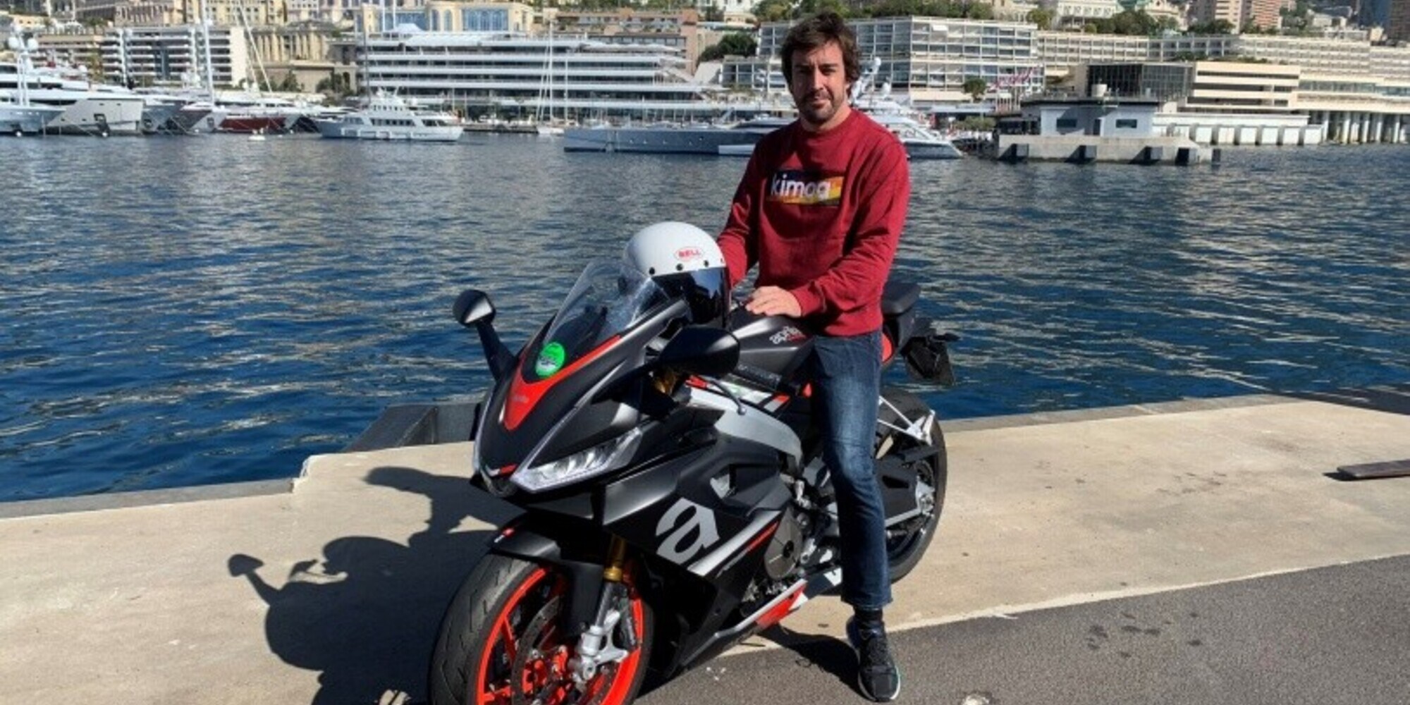 Fernando Alonso, in sella alla Aprilia RS 660 in vista del GP di Monaco