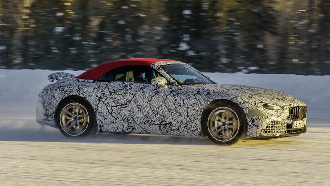 Mercedes SL 2022, i muletti su strada