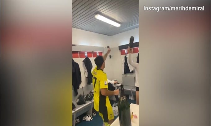 Juve, lo spogliatoio in festa: "Demiral alè Demiral alè"