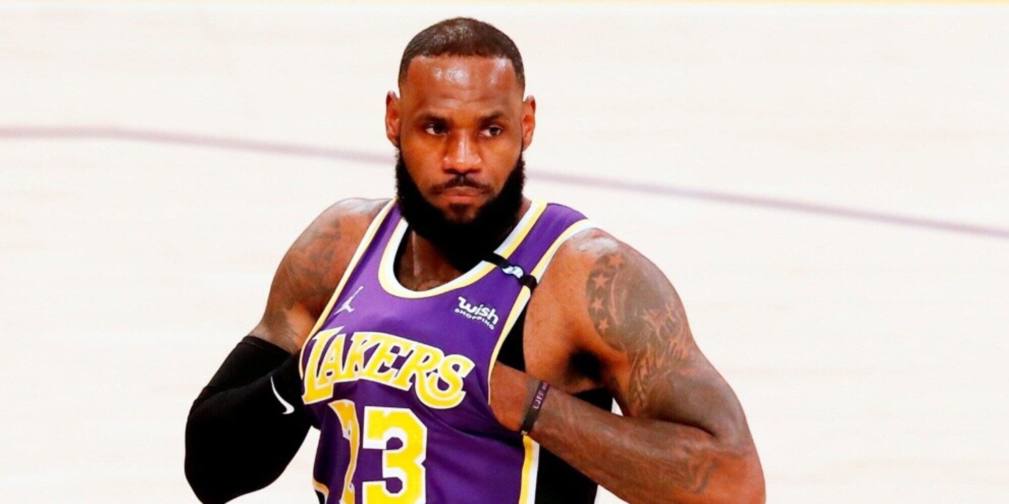 Nba, LeBron fenomenale sulla sirena: Lakers ai Playoff