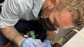 De Rossi diventa tatuatore: ecco il 16 disegnato a un tifoso