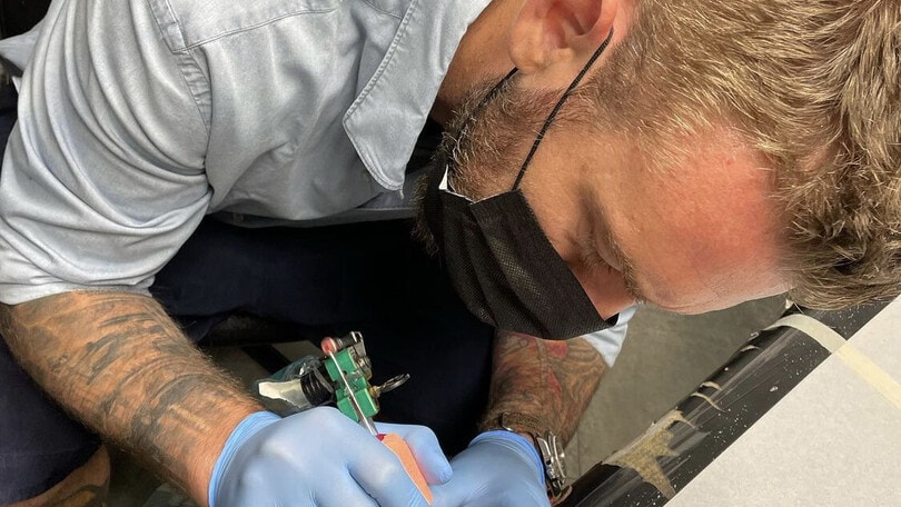 De Rossi diventa tatuatore: ecco il 16 disegnato a un tifoso