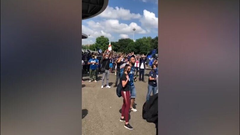 Inter, tifosi in festa fuori da San Siro