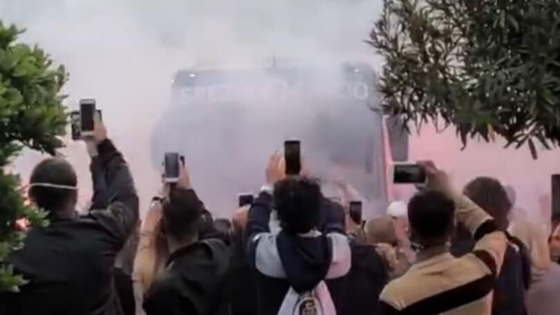 Spezia, i tifosi in corteo festeggiano la squadra davanti all’hotel