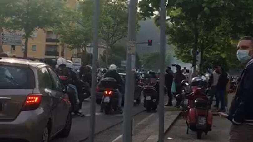 Il pullman dello Spezia festeggiato dai tifosi durante il percorso verso lo stadio