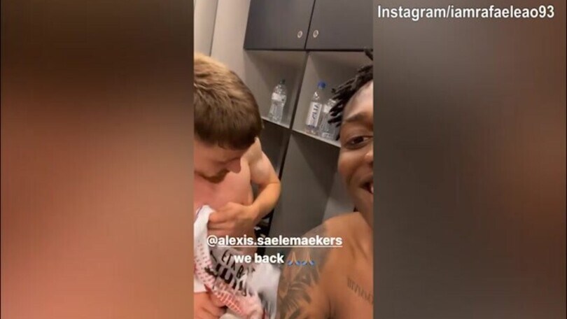 Leao a Saelemaekers: "Chi ti chiama?" e lui mostra la Champions...