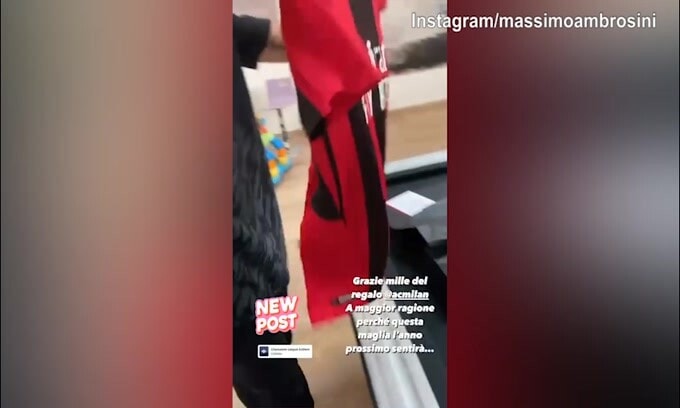 Ambro con la maglia del Milan: "Voi mi avete fatto il regalo"