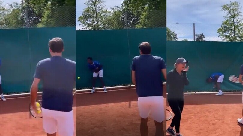 Federer prende male la mira e colpisce Monfils...