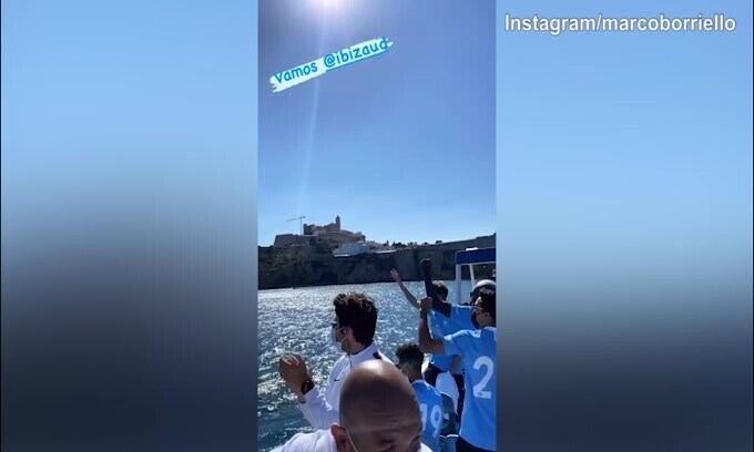 Prima in nave, poi in pullman: la festa dell'Ibiza è speciale